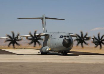 Askeri uçaklar İzmir’e yardımları ulaştırdı