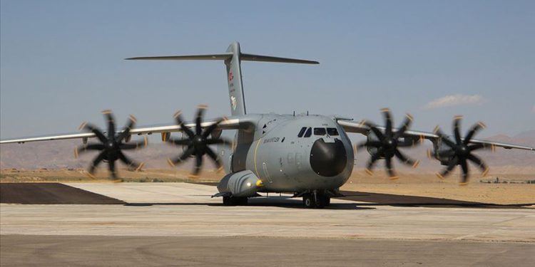 Askeri uçaklar İzmir’e yardımları ulaştırdı