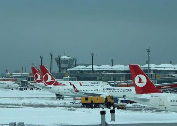 İstanbul Havalimanı’ndaki uçuşlar kar yağışına rağmen sürüyor