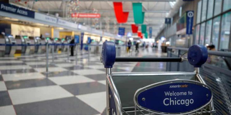 Koronadan korktuğu için 3 aydır havalimanında yaşadığını iddia etti