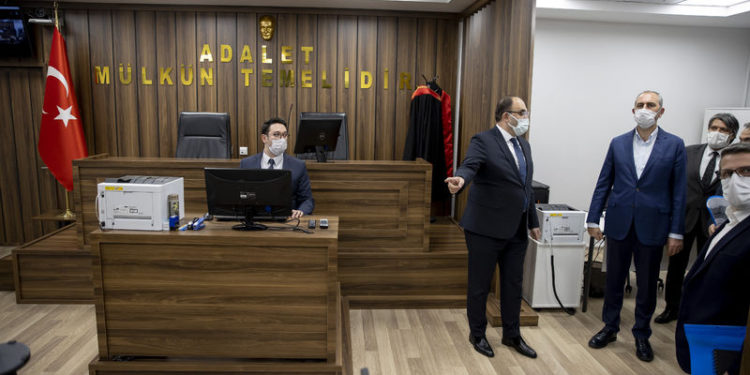 Gül, İstanbul Havalimanı adliyesini ziyaret etti