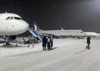 Zorlu hava şartlarına rağmen havalimanı pisti ulaşıma hazır tutuluyor