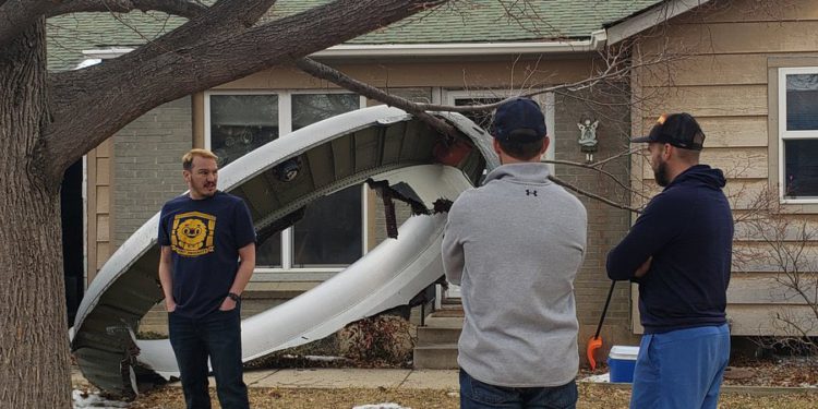 United Airlines uçağının motor parçaları evin bahçesine düştü