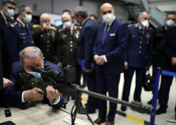 Bakan Akar, Havelsan’da incelemelerde bulundu