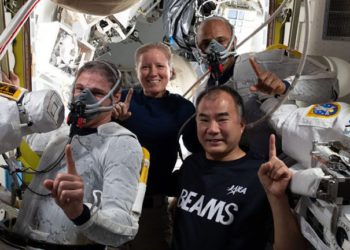 Astronotlar “uzayda kalma” rekoru kırdı