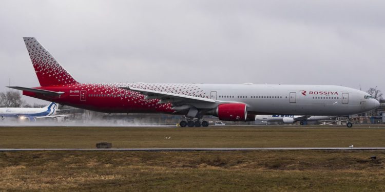 Boeing 777 motor arızasıyla Moskova’ya acil indi