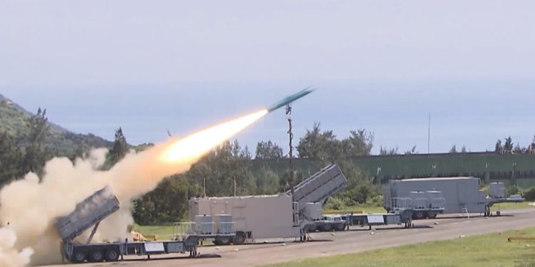 Tayvan, uzun menzilli füze üretimine başladığını duyurdu