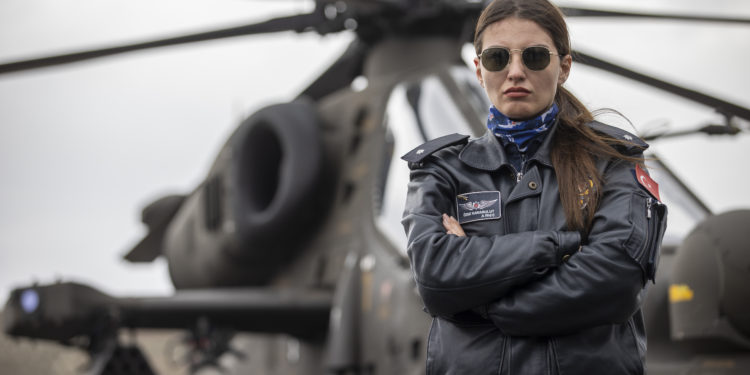 Atak’ın kokpitine ilk kez kadın pilot geçti
