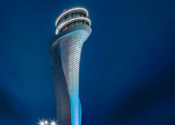 İstanbul Havalimanı kulesi mavi oldu