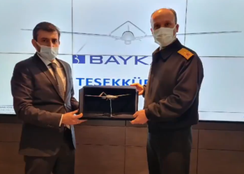 Selçuk Bayraktar, TB3’ün yuvası TCG Anadolu’yu ziyaret etti