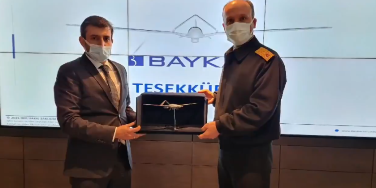 Selçuk Bayraktar, TB3’ün yuvası TCG Anadolu’yu ziyaret etti