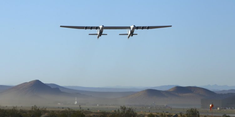 Dünyanın en büyük uçağı ikinci kez havalandı