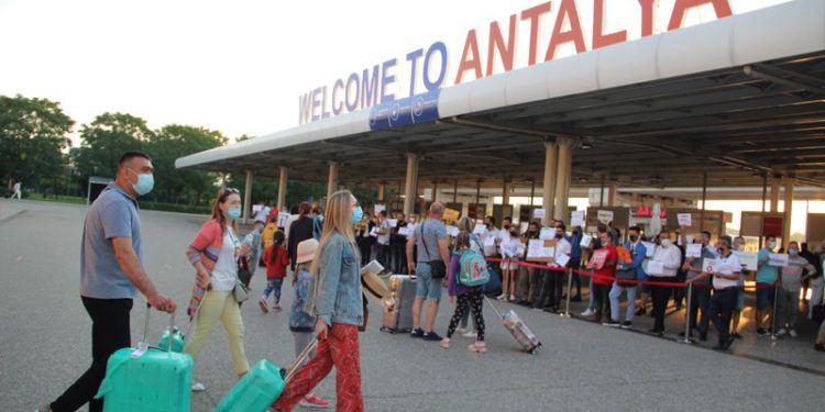 Rusya’dan ilk turist kafilesi Antalya’ya geldi