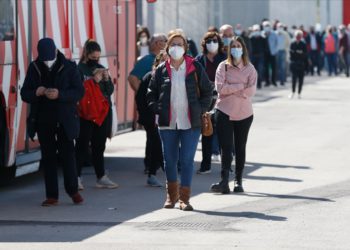 İspanya ve Yunanistan da maskeleri çıkarıyor