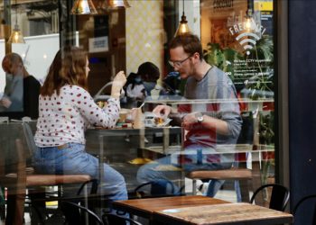 İngiltere, koronavirüs önlemlerini kaldırıyor