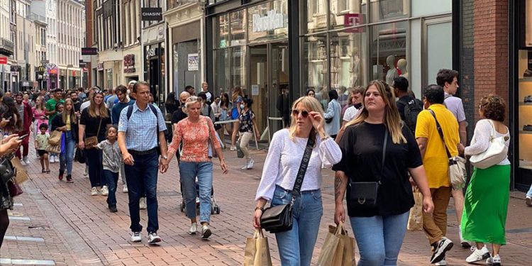 Hollanda’da kapalı alanlarda maske zorunluluğu kalktı