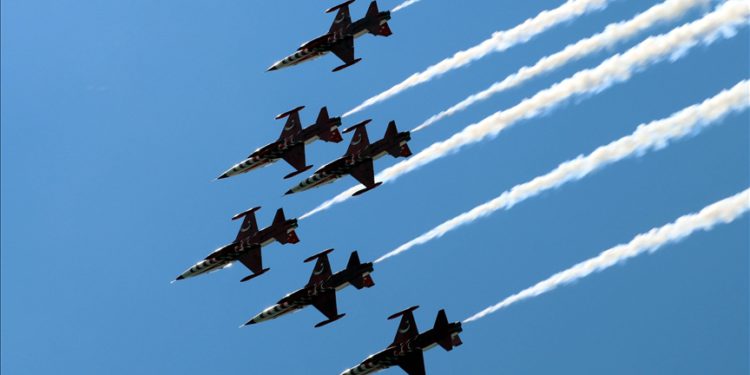 ‘Türk Yıldızları’ Amasya semalarında selamlama uçuşu yaptı