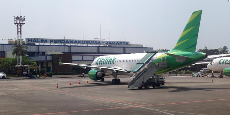 Koronavirüs olan yolcu karısının çarşafını giyerek uçağa bindi