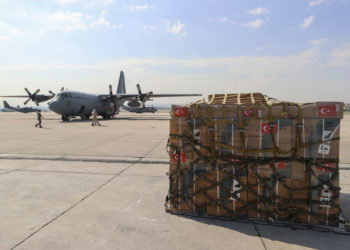 Tunus’a tıbbi yardım malzemelerini C-130 taşıdı