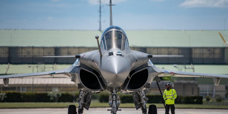 Yunanistan ilk Rafale savaş uçağını teslim aldı