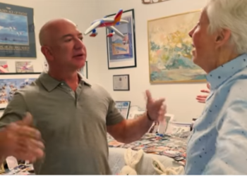 Bezos 82 yaşındaki kadın pilotu uzay seyahatine davet etti