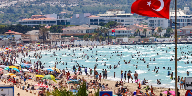 Yerli turist ilk 3 ayda 6 milyar lira harcadı