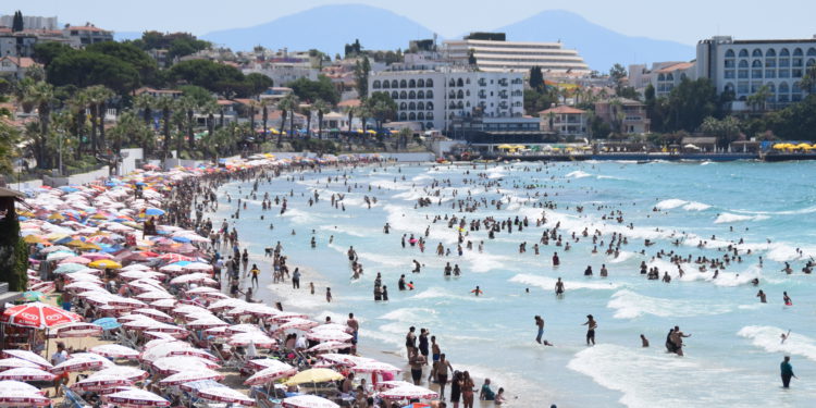 Yerli turist ilk 3 ayda 6 milyar lira harcadı