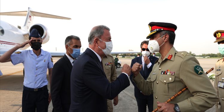 Bakan Akar Pakistan’da