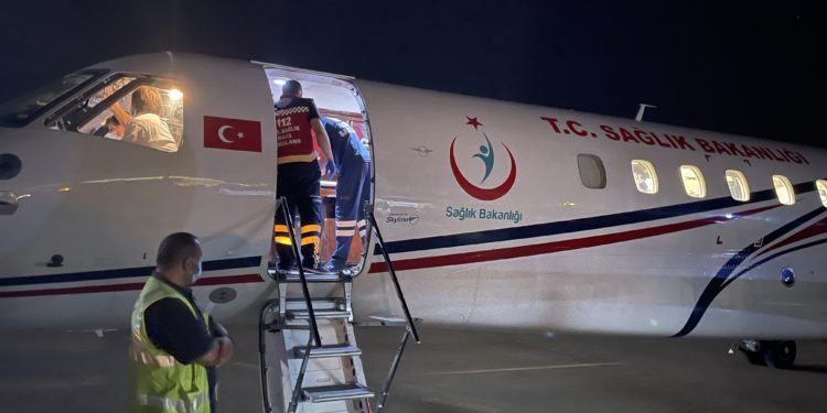 Lübnan’daki patlamada yaralanan 3 kişi ambulans uçakla Türkiye’ye getirildi