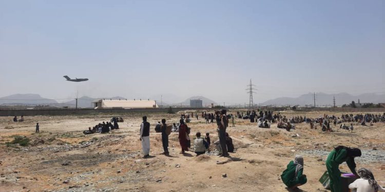 ABD, Afganları özel havayolları ile tahliye etmeyi düşünüyor