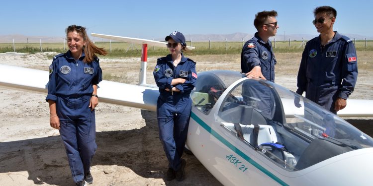 Pilotaj bölümünün kız öğrencileri göreve hazırlanıyor