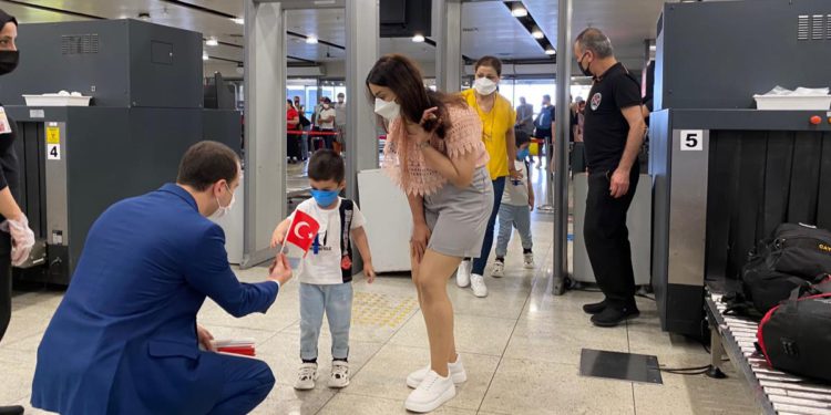 Sabiha Gökçen’de yolculara Zafer Bayramı dolayısıyla Türk bayrağı dağıtıldı