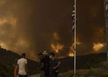 Yunanistan’da yangın söndürme uçağı düştü