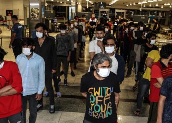 Düzensiz göçmenler Air Arabia uçağıyla sınır dışı edildi