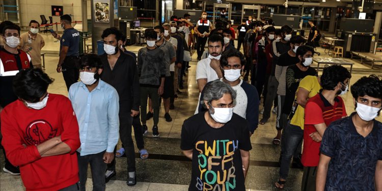 Düzensiz göçmenler Air Arabia uçağıyla sınır dışı edildi