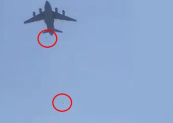 Uçağın iniş takımına tutunan Afganların düşüş anı kamerada