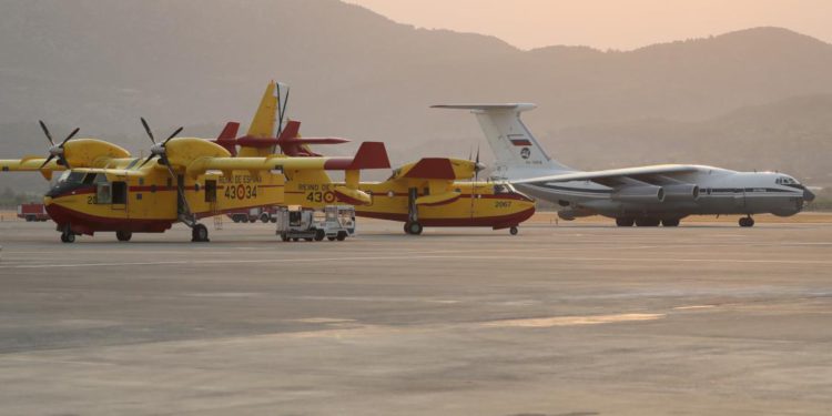 Alevlere karşı zamanla yarışan pilotların zorlu mesaisi