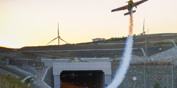 İstanbul’daki tünellerden uçakla geçerek Guinness rekoru kırdı