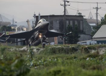 Tayvan’da savaş uçakları otoyola indi