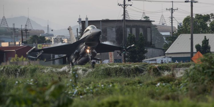 Tayvan’da savaş uçakları otoyola indi