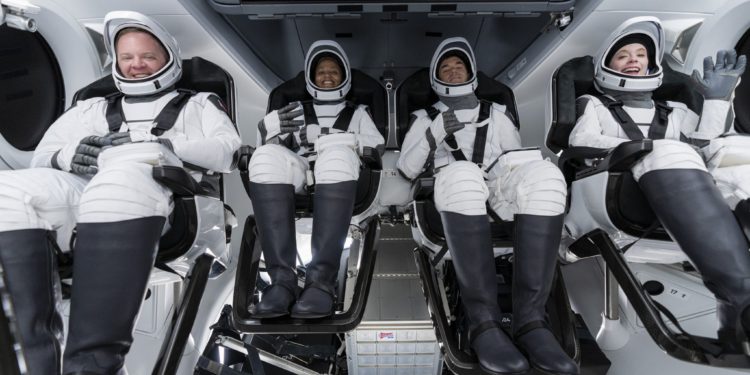 SpaceX’in uzay turistleri yola çıktı
