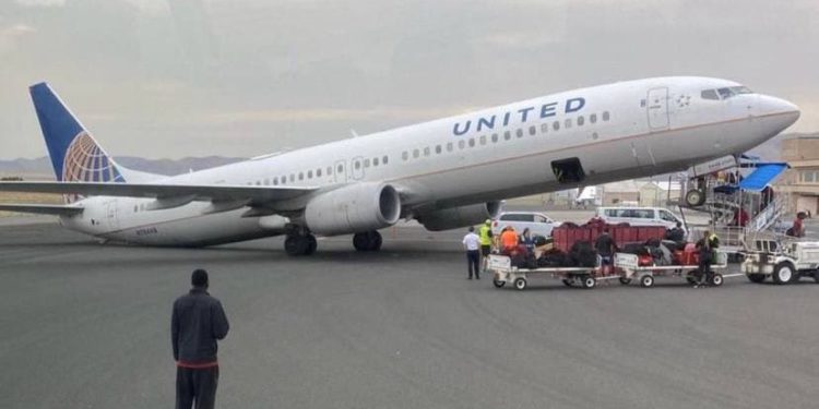 United Airlines uçağının burun kısmı havaya kalktı