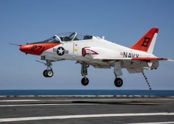 ABD&#8217;de askeri eğitim uçağı evlerin üzerine düştü