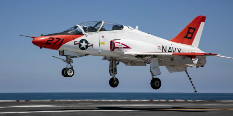 ABD’de askeri eğitim uçağı evlerin üzerine düştü