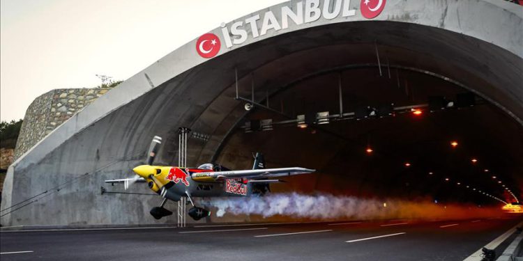 İstanbul’daki tünellerden uçakla geçerek Guinness rekoru kırdı
