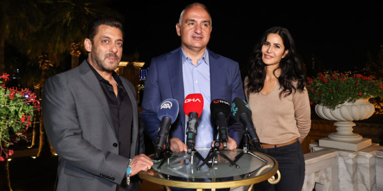 Bakan Ersoy, Bollywood yıldızlarıyla bir araya geldi