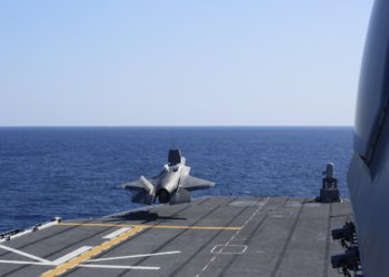 Japonya uçak gemisinde F-35B test ediyor