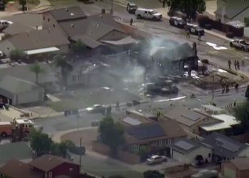 ABD’de bir uçak yerleşim yerine düştü