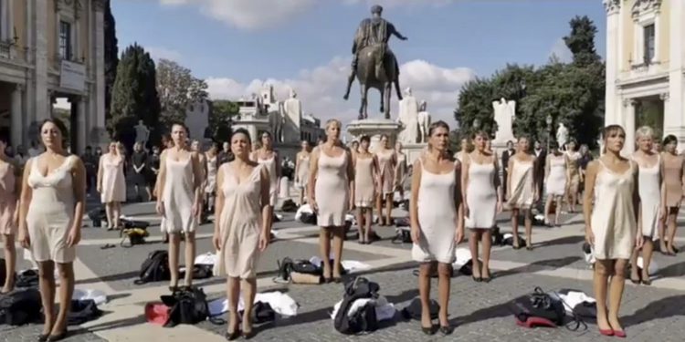 Alitalia uçuş görevlileri soyunarak protesto düzenledi