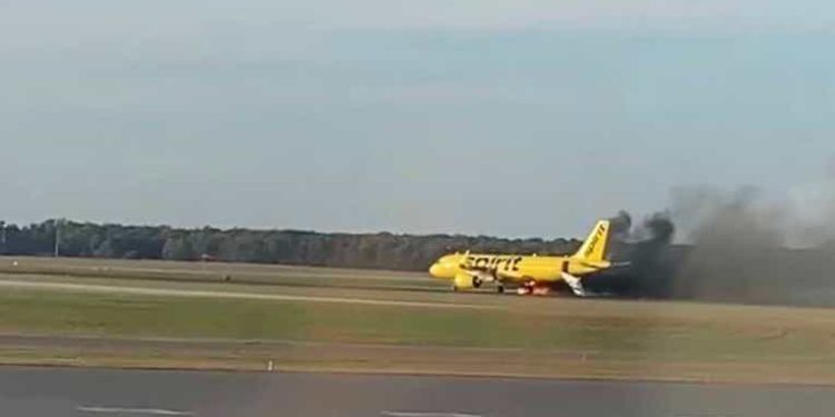 Spirit Airlines uçağı kalkışa hazırlanırken motoru alev aldı